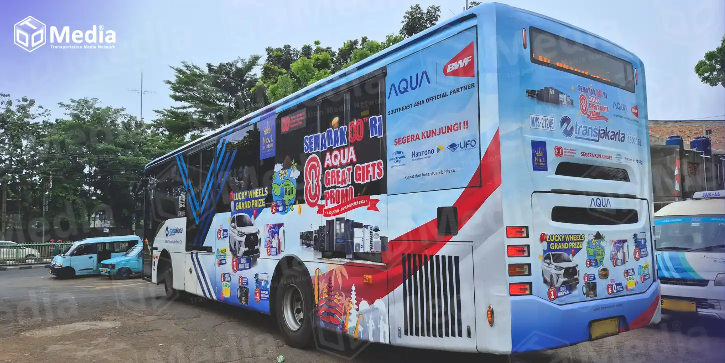 Half body branding AQUA Elektronik di sisi bus TransJakarta, promo HUT RI ke-80