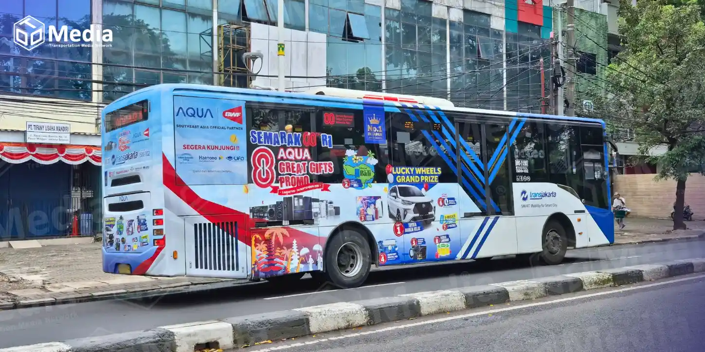 Call to action "Segera kunjungi" di sisi bus TransJakarta untuk kampanye AQUA Elektronik