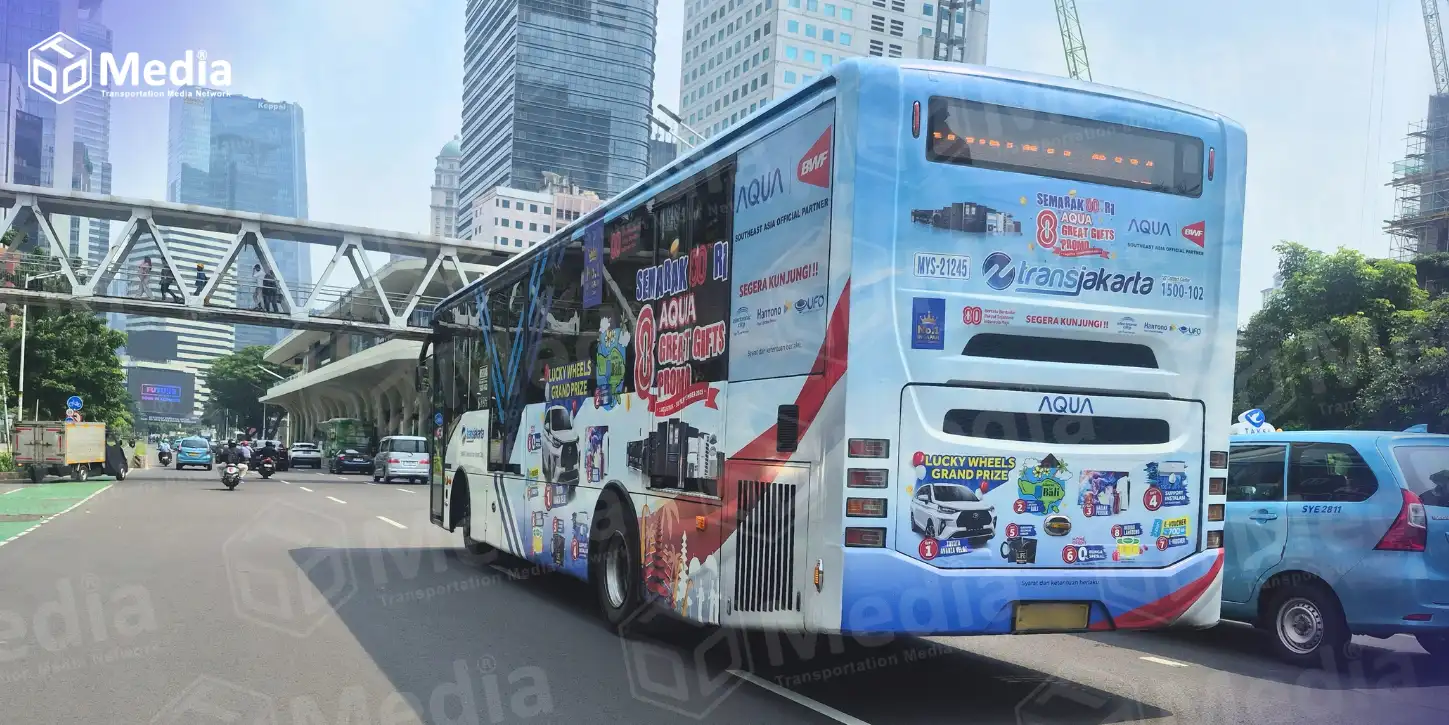 Bagian belakang bus TransJakarta menampilkan hadiah dan grand prize promo AQUA Elektronik