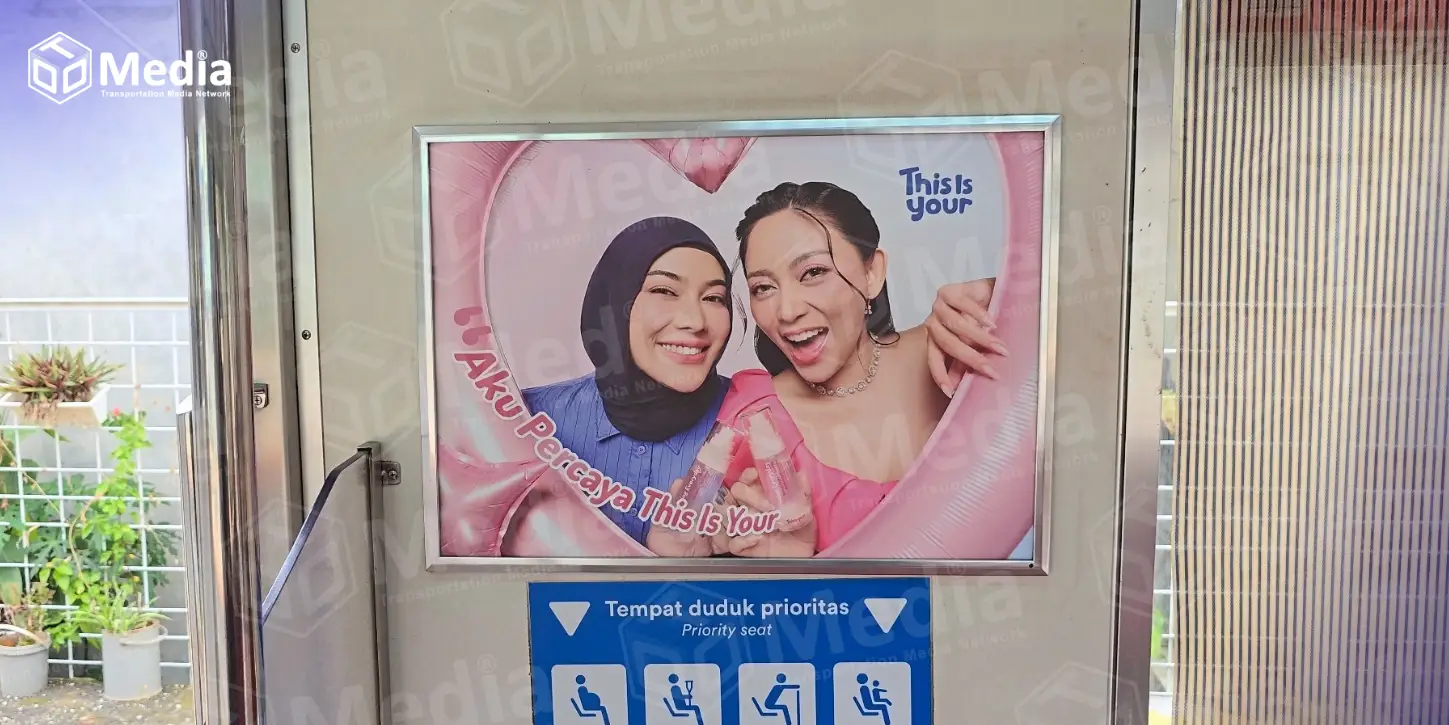 Wall panel This is Your berbingkai hati di dinding gerbong KRL