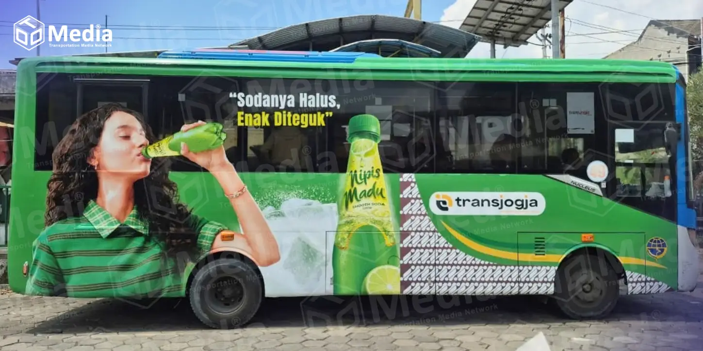 Branding bus full body Nipis Madu di Trans Jogja dengan model perempuan