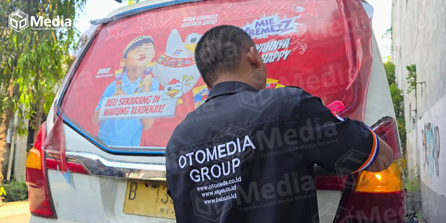 Pemasangan stiker back window angkot mie kremezz